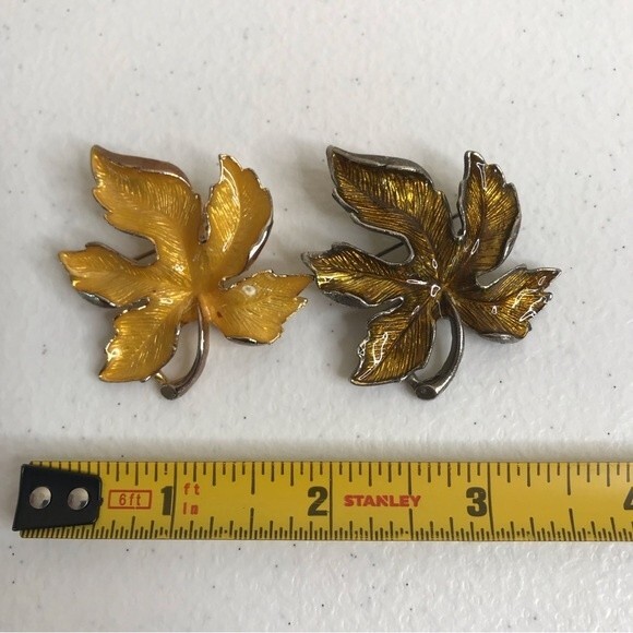 Vintage Pair Leaf Pins Brooches Golden Fall Bronze Autumn - Picture 1 of 8